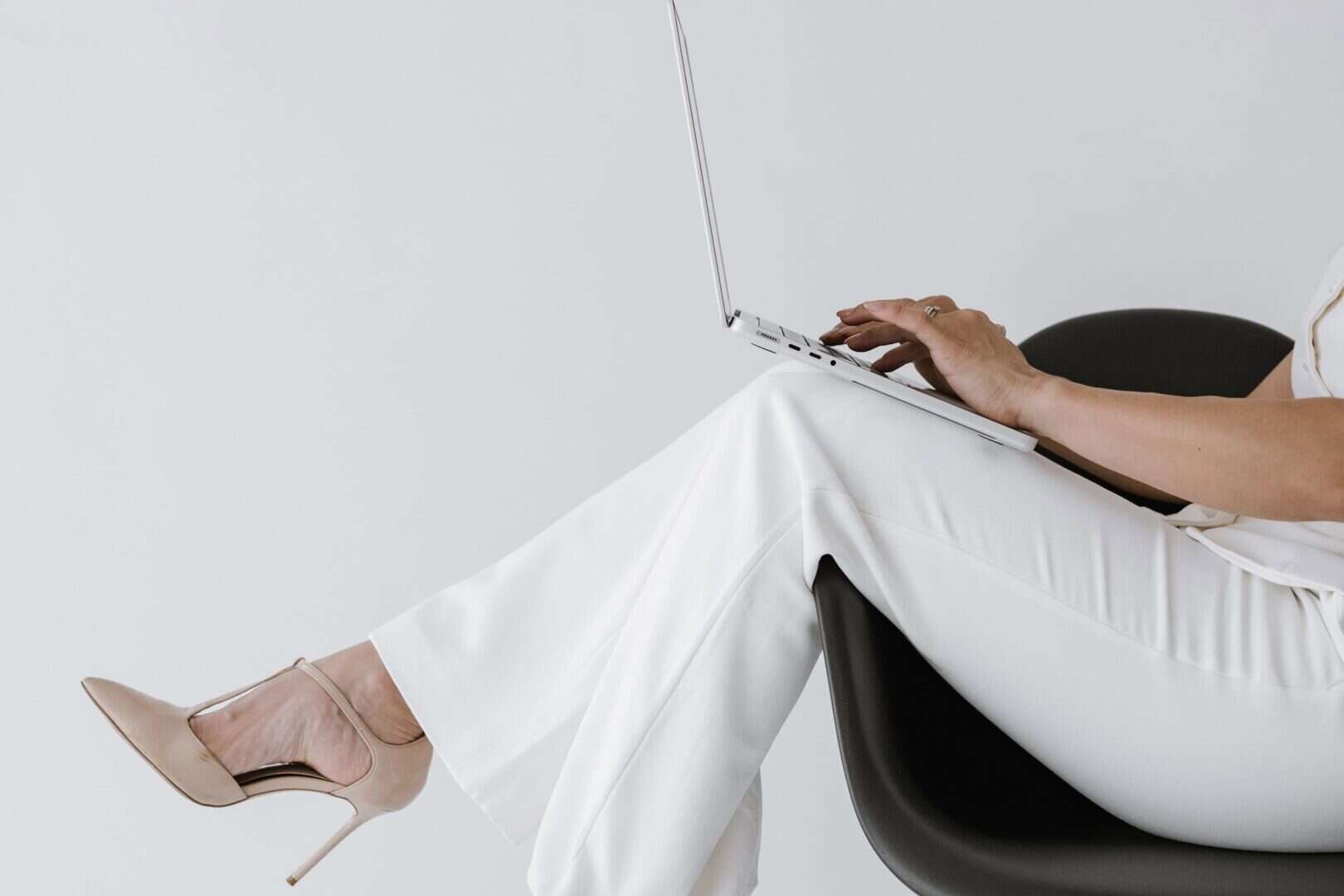Entrepreneur working on laptop, representing digital planner apps for entrepreneurs and mompreneurs.